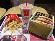 今日のランチは、「マクドナルド」数量限定ギガビッグマックセット