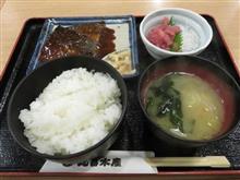 今日のランチは、「丸冨市場」とろサバ味噌煮定食 840円