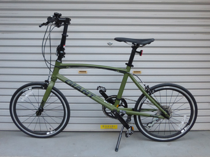 モスグリーン色の自転車