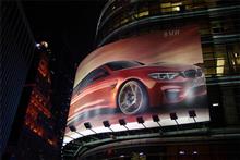 レディはBMW M4に乗って