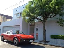緑の中を走り抜けてく真紅なＶＷポルシェ