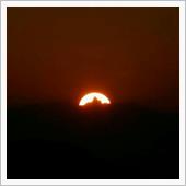 槍に刺さる夕陽