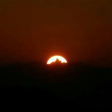 槍に刺さる夕陽