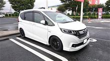 コンパクトミニバンながらゆったり車中泊が出来るまさに秘密基地(≧∇≦)b