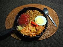 今夜は😋豪華ボリューム😁/そば飯+デカ手作りハンバーグ+スパゲティ+唐揚げ😊スキレット寄せ