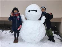 除雪作業と雪だるま作り。
