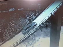 車がスキーのジャンプ台を駆け上がるCM、メイキング。
