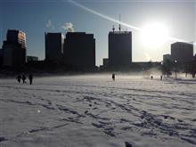 皇居前の雪原