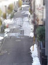 石川ナンバーの配達車と凍結路