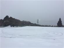 人もクルマも足元注意 人もクルマも足元注意