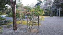 内宮の参道では囲いに足を止めてみては 内宮の参道では囲いに足を止めてみては