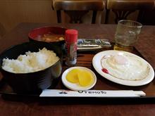 雨のレトロ喫茶店にてお得な和朝食を愉しむ 