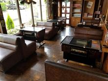 懐かしのテーブル筐体が設置してあるレトロ喫茶店でモーニングを愉しむ 懐かしのテーブル筐体が設置してあるレトロ喫茶店でモーニングを愉しむ