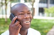 アフリカに軸足を置いて　インドで飛躍をめざす　中国の携帯電話メーカー「小さな巨人」