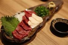 日本の、刺身が　魚だけだと思ったら大間違い！　ヤギの　刺身だってあるぞ！　＝中国メディア