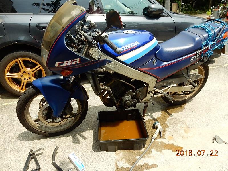 Cbr250four その5 シールテープで暫定処置の巻 水パイプからのクーラント漏れ 調布市のkazのブログ 調布市のkaz みんカラ版 みんカラ
