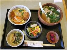 近所のカレーうどんの名店にてお得な満腹定食を愉しむ 近所のカレーうどんの名店にてお得な満腹定食を愉しむ