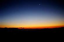 　夜　　明　　け
