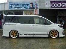 定番ではありますが、車高調＆ホイールチョイスでVOXY大変身です。