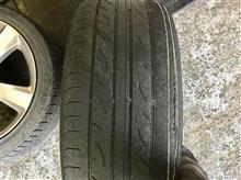 2台の青いスバル、タイヤとアライメント。