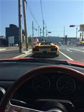 スーパーカーとスーパーカーの後ろでNAロードスター
