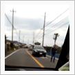 車道を歩いて車を止める歩行者
