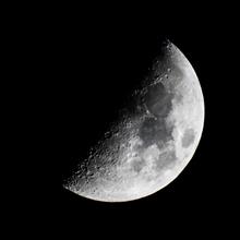 11月の上弦の月 --- 月面に文字を見る。 11月の上弦の月 --- 月面に文字を見る。