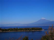 青い空、青い海、赤い車