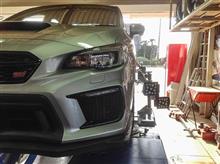 プローバ･クロスメンバーカラー装着のWRX STIも仕上げはアライメント調整。