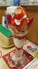 北海道ソフトの贅沢いちごパフェ＠ガスト