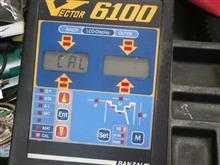 中古ホイールバランサーの電気基盤の点検 