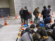 物販コーナーの列へ