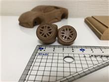 木彫りミニカー作製日記！ホイールのデザイン彫り中！