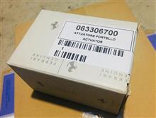 ボンネットのカーペット剥がして部品待ち 