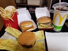 週末の深夜にマクドナルドのハンバーガーを愉しむ 週末の深夜にマクドナルドのハンバーガーを愉しむ