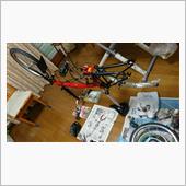 室内作業で自転車整備