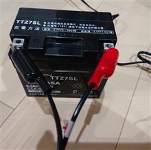 バイクのバッテリー充電中・・・