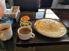 オムライス専門店にてホワイトソースのサーモンオムライスを愉しむ オムライス専門店にてホワイトソースのサーモンオムライスを愉しむ
