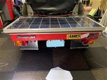 コムスに　物置の上の１００Ｗ　ソーラーパネル　取付け、更に１００Ｗフレキシブルソーラー注文