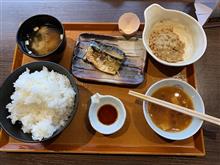 高速道サービスエリアで朝食しましょ