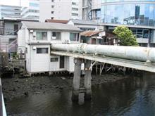 今日、カーゴの前を走ってたカタカナ市警察署のパトカーが、信号待ち時に停止線を超えてたのを見て『こんなボンクラが、まともな取り締まりん出来っこねぇじゃん！』と思ったボクでした( &#180;_ゝ`)…