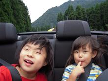 オープンカーと家族