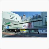 週末の新宿もひと気が少ないな ...