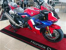 CBR RR-RとV4R カッコ良いのはどっちだ CBR RR-RとV4R カッコ良いのはどっちだ