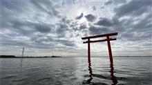 水面に立つ鳥居が幻想的(^^