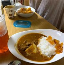 休日なのに生憎の雨、牛すじデカじゃがカレー作るど～