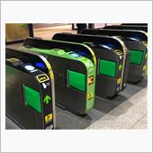 駅はまだガラガラだよ