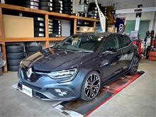 FF最速を標榜するルノー-メガーヌ･ルノースポールをもう少しローダウン。精悍ですね。