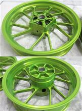 二輪バイク鋳造ホイールのパウダーミラークロームベースのパウダーキャンディーショッカーイエロー+パウダーアクリルクリアー3コート 二輪バイク鋳造ホイールのパウダーミラークロームベースのパウダーキャンディーショッカーイエロー+パウダーアクリルクリアー3コート