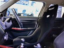 これまで使用していたセミバケ RECARO SR-7は助手席へお引っ越し。さらなるホールド性を求めてフルバケ“RS-GE”をチョイスしました。